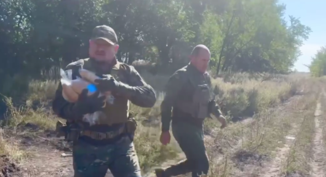 Поліцейські привезли хліб мешканцям деокупованої частини Луганщини: відео