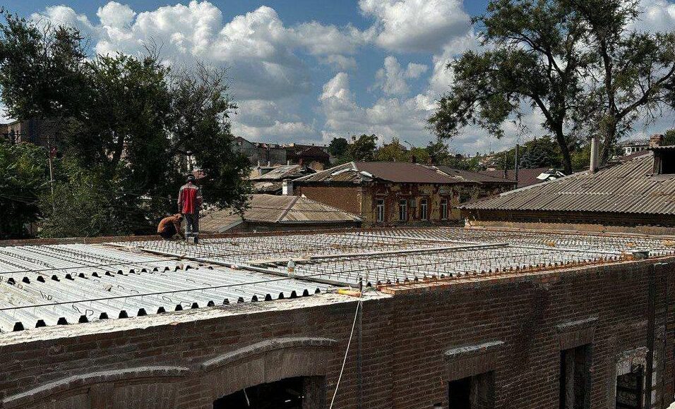 У Маріуполі окупанти замість зруйнованих будинків зводять лазні