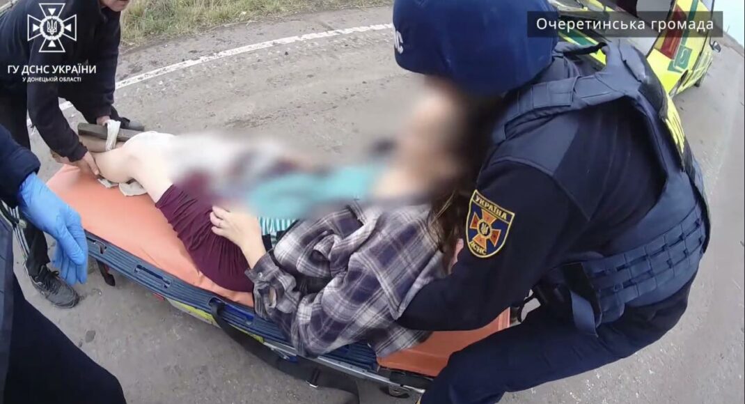 Чрезвычайники эвакуировали жительницу Авдеевки, которая получила ранение в результате вражеского обстрела (видео)