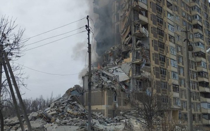 В Авдеевке уже третьи сутки не утихают обстрелы: под завалами многоэтажки два человека