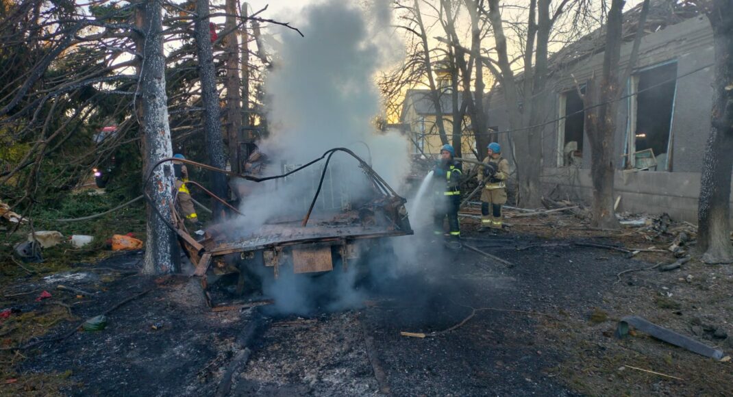 На Донеччині надзвичайники ліквідували пожежу двох автомобілів, що виникли через ворожі обстріли