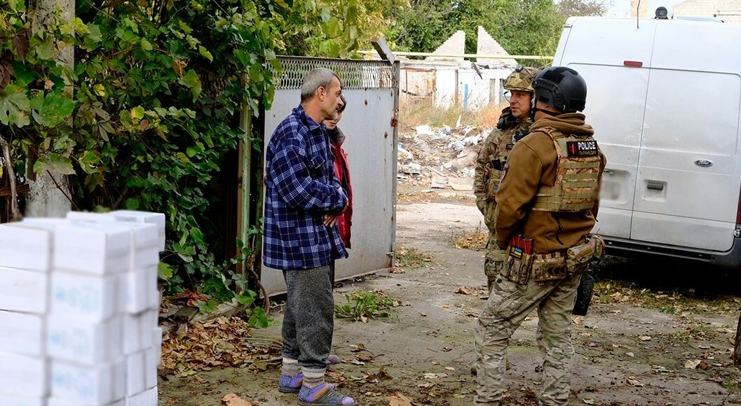 Полицейские эвакуировали супругов из прифронтового Ласточкино Донецкой области