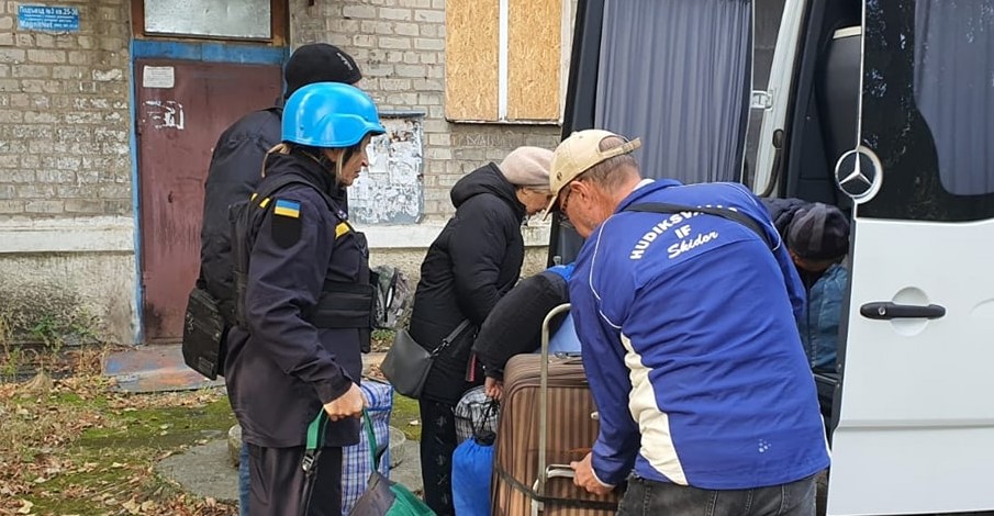 Рятувальники евакуювали з Очеретиного трьох людей та одного жителя з Сіверська