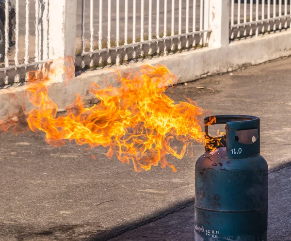 В Славянске в результате выбора газового баллона разрушена хозяйственная постройка и ранен человек