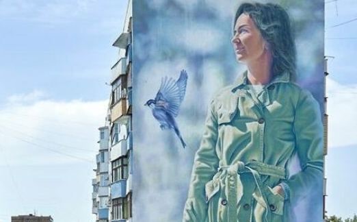В Мариуполе оккупанты уничтожили последний украинский мурал "Навстречу счастью"