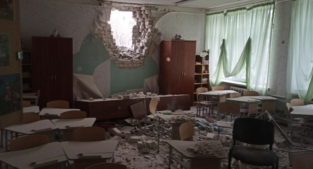 "Побачив як летить снаряд і встиг зачепити пальцем та закрити двері": історія обстрілу одного з ліцеїв Сєвєродонецька