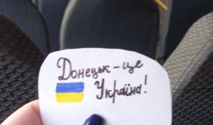 В Донецке украинские активисты разместили портативные колонки и призвали сопротивляться: видео
