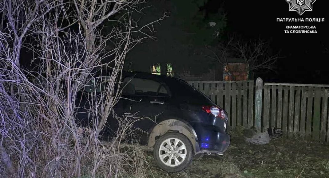 У Краматорську водій з ознаками спʼяніння не впорався з керуванням та "влетів" у стовп