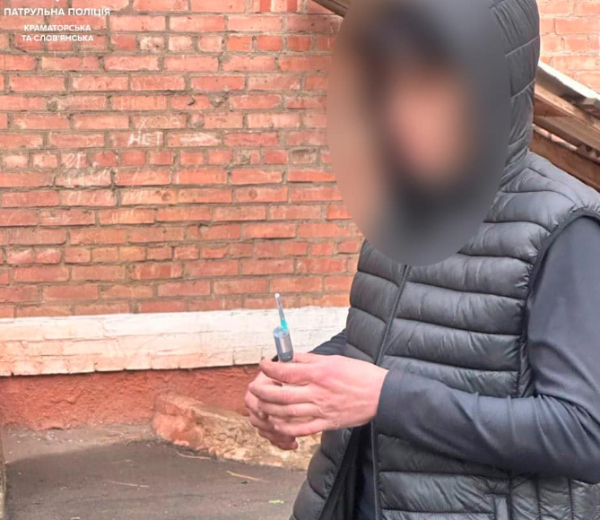 У Краматорську у громадянина поліція знайшла шприц з наркотичною речовиною