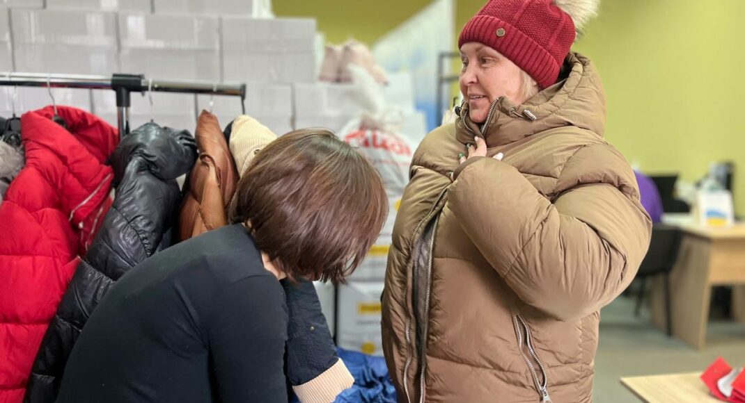 Переселенці з Маріуполя у Дніпрі отримали від UNHCR Ukraine куртки, пальта, парки та пуховики, жилетки та тепле взуття (фото)