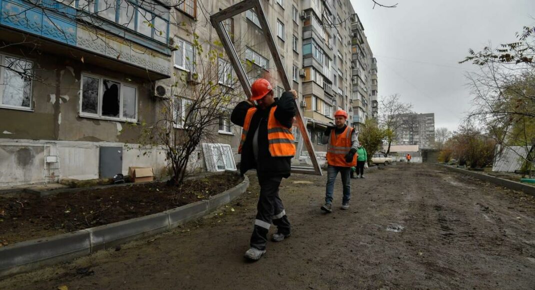 Маріупольці не можуть жити у власних квартирах після "ремонтів" від окупантів (відео)