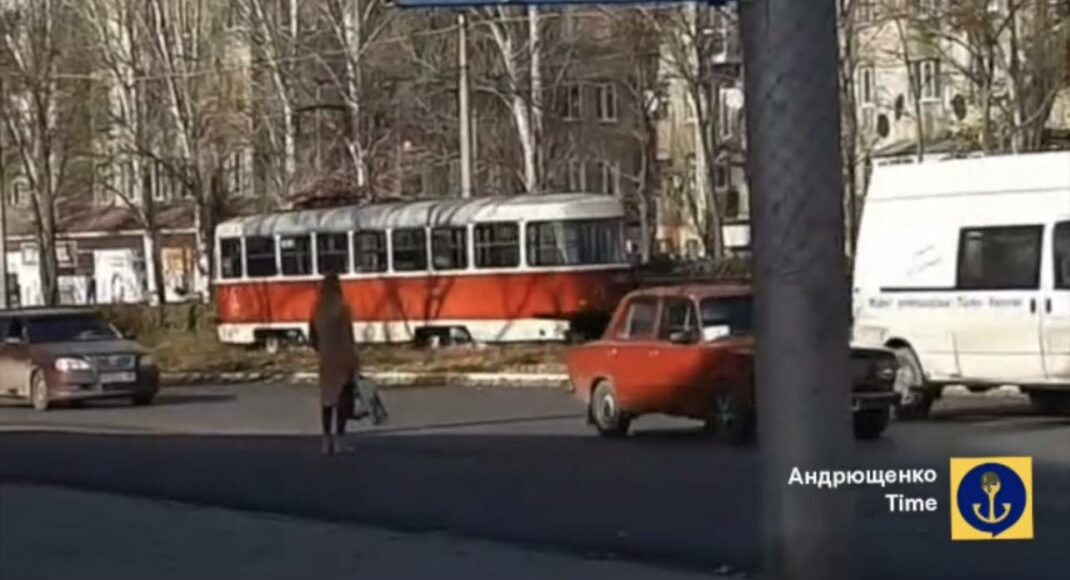 В оккупированную Горловку захватчики перевезли трамваи из Мариуполя (видео)