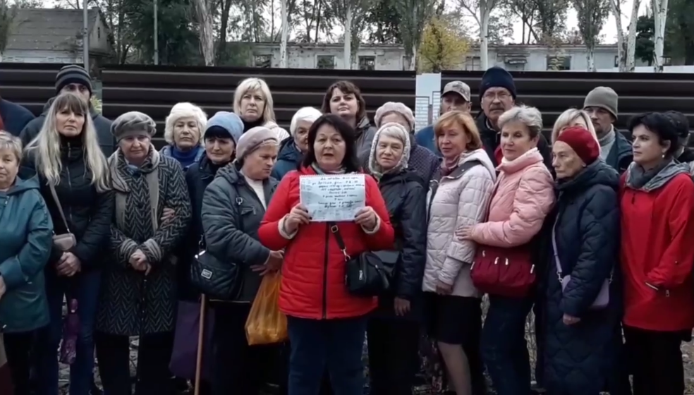 Загарбники знесли майже 360 будинків в Маріуполі та продовжують руйнування, люди записують обурені звернення (відео)