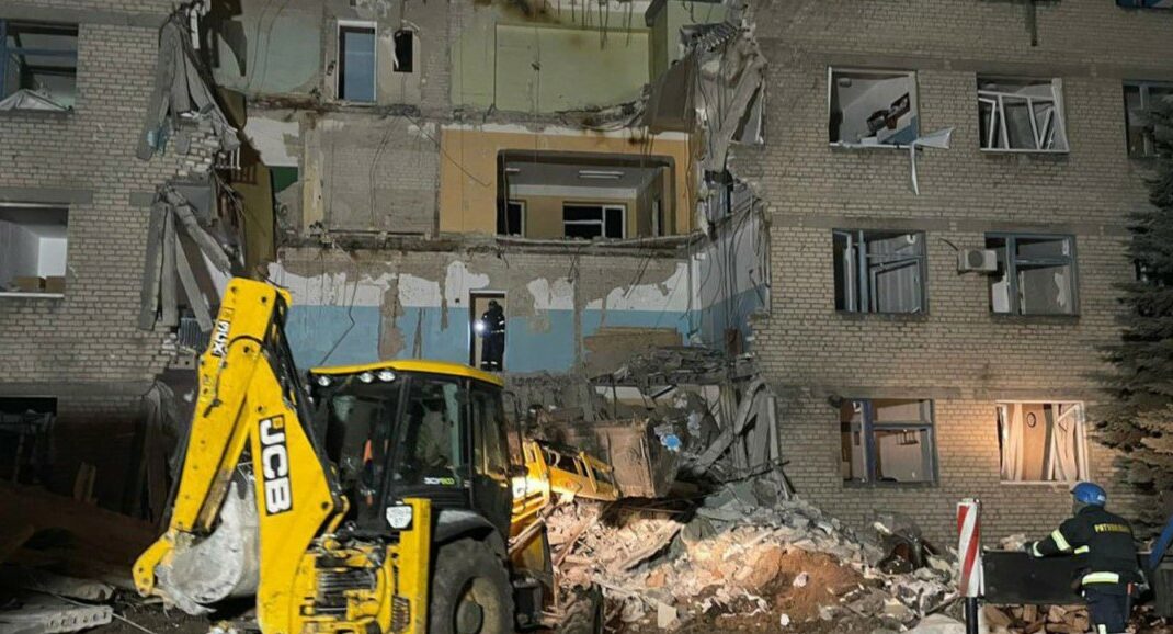 Ракетний удар по Селидовому: під завалами може перебувати ще одна людина