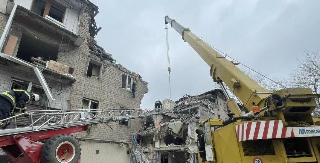 У Селидовому рятувальники демонтували аварійні конструкції будинку, пошкодженого внаслідок ракетного обстрілу