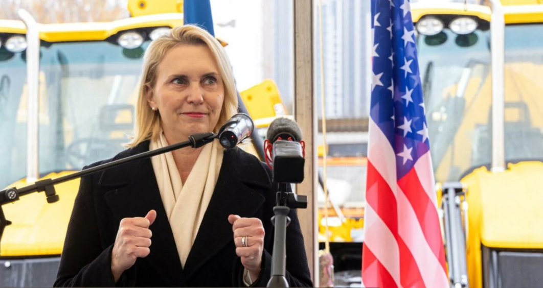 США передали Донеччині та Луганщині спеціальну важку техніку