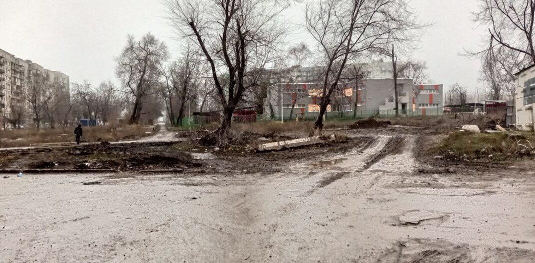 В окупованому Маріуполі батькам дітей доводиться нести на руках в садок через багнюку