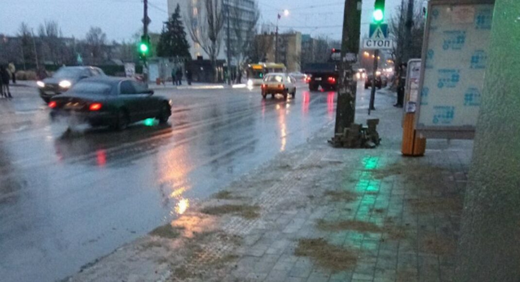 Наслідки ожеледиці в Маріуполі: містяни скаржаться на непосипані дороги та тротуари