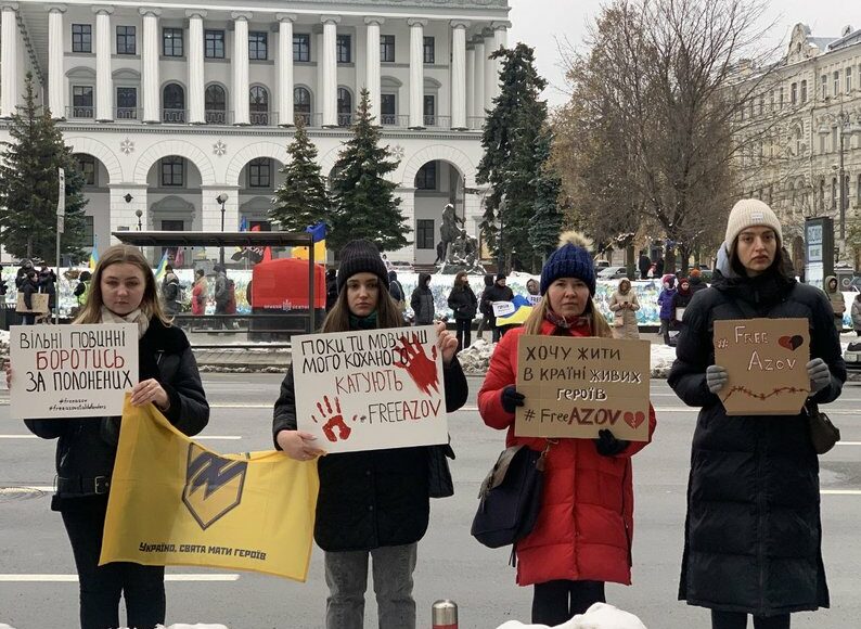 В Киеве родственники пленных защитников "Азовстали" провели акцию "Не молчи! Плен - убивает!"