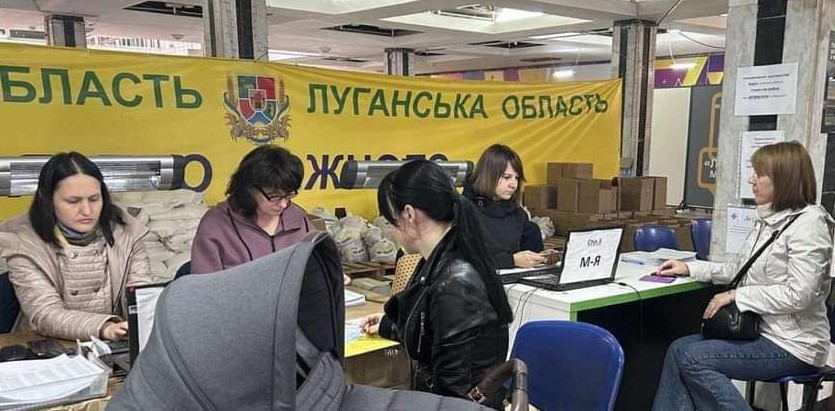 Переселенці з Луганщини в хабах Сєвєродонецької громади отримали понад 1100 продуктових наборів