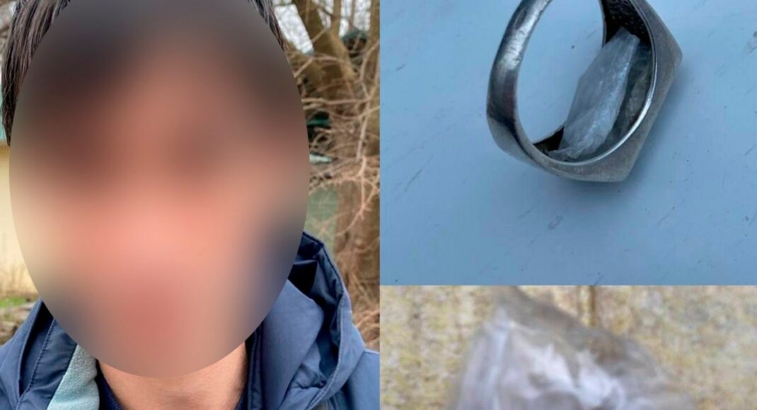 В Славянске полицейские обнаружили похожий на наркотический порошок в перстне мужчины
