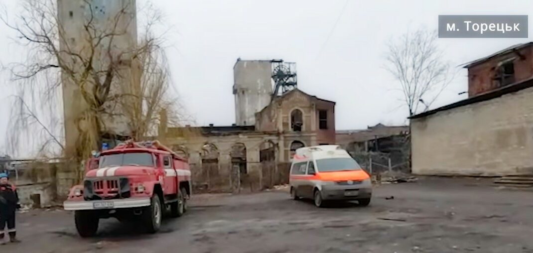 У Торецьку після авіаційного удару рятувальники витягли з-під завалів чоловіка: назвали кількість загиблих і постраждалих (відео)