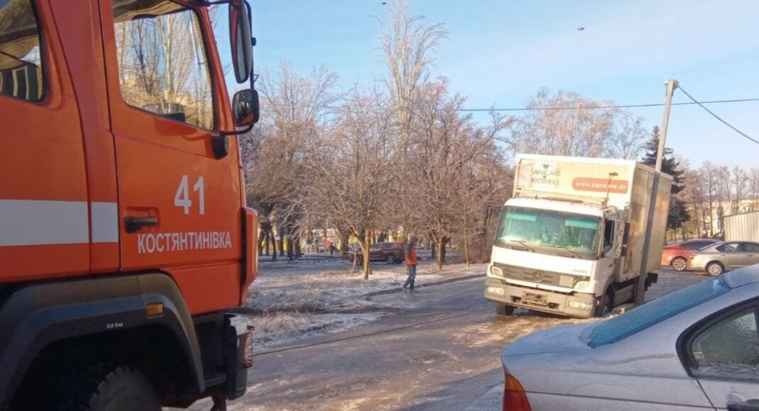 У Костянтинівці рятувальники витягли автомобіль з відкритого люка