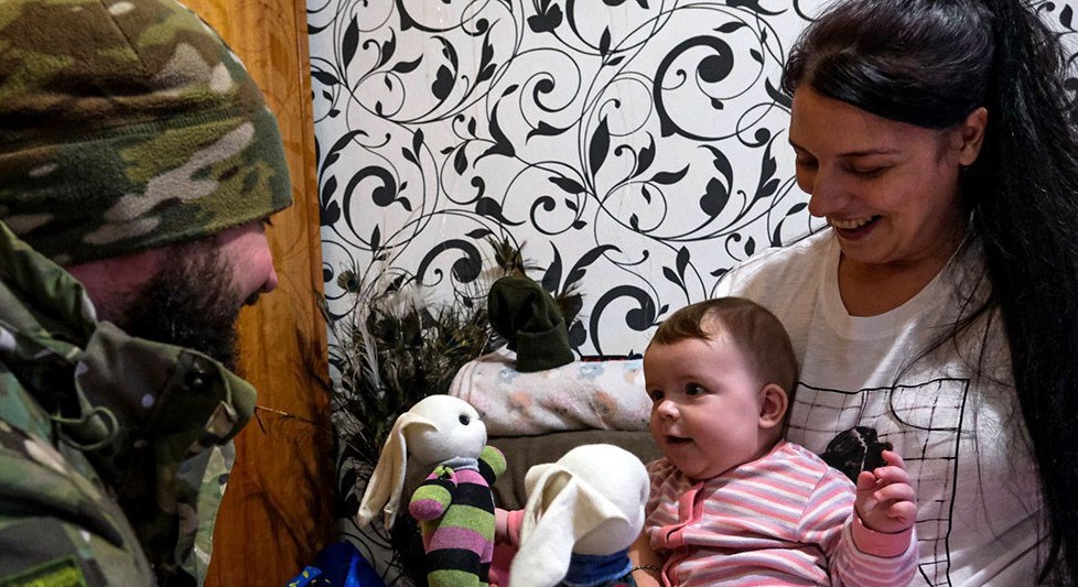 Врятований поліцейськими шестимісячний Ілай з Покровська святкує свій перший День Святого Миколая: фото