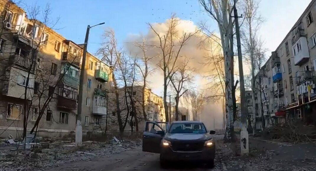 Поліцейські показали евакуацію людей з Авдіївки під ворожими обстрілами