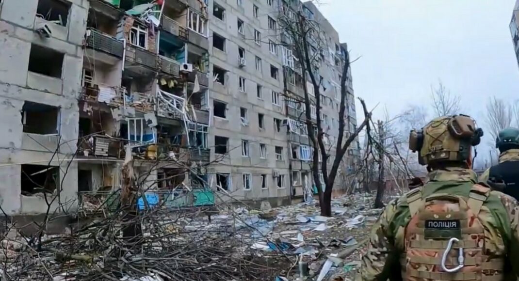 В Авдіївці ворожий снаряд влучив у житловий будинок: є поранений, в громаді лишилось 1133 людей