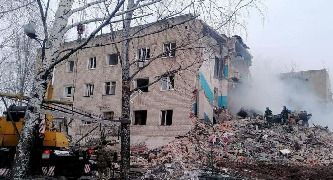 Трех человек спасли парамедики после вражеского авиаудара по Нью-Йорку (видео)