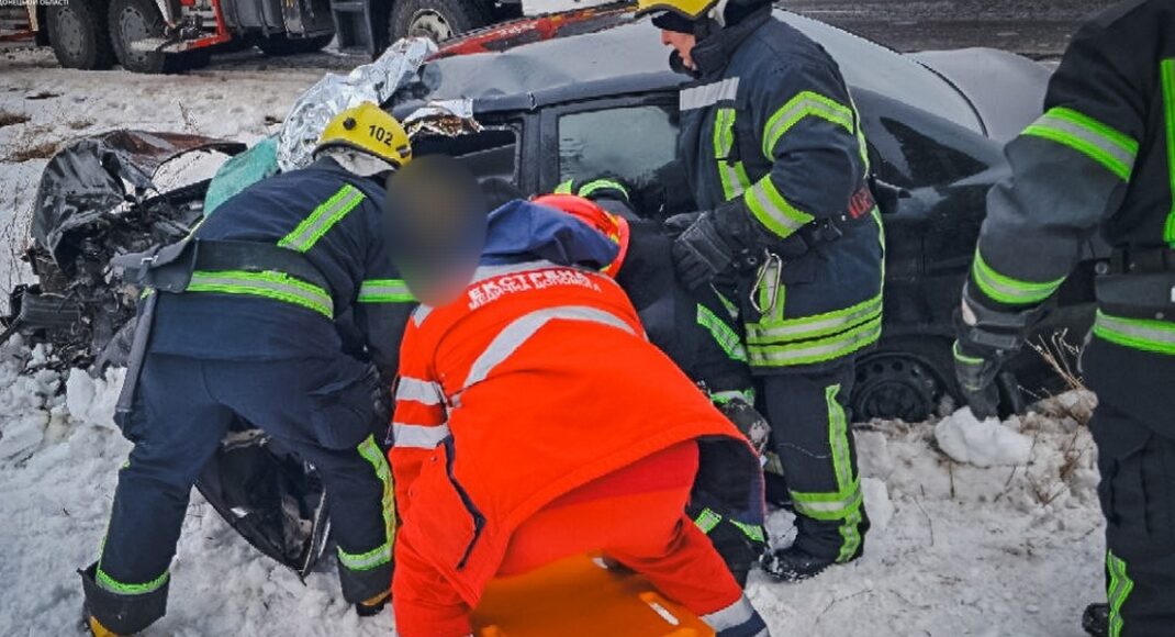У Краматорському районі на місці ДТП рятувальники деблокували двох людей з понівечених автівок (фото)
