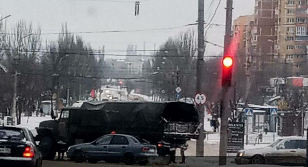В Маріуполі військова автівка окупантів переїхала цивільний автомобіль (фото)