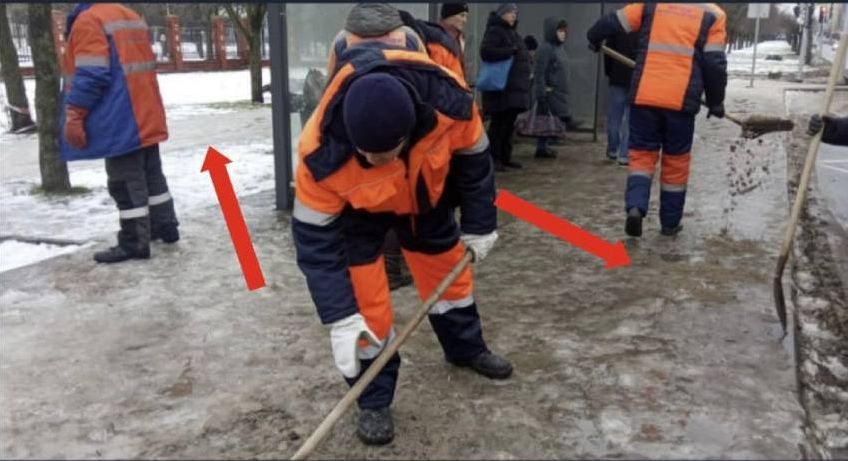 На вулицях окупованого Маріуполя створюється імітація робіт по боротьбі з ожеледицею