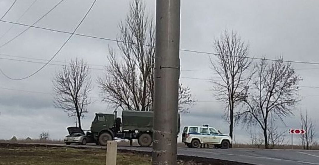 В окупованому Маріуполі військовий автомобіль розчавив цивільну автівку (фото)