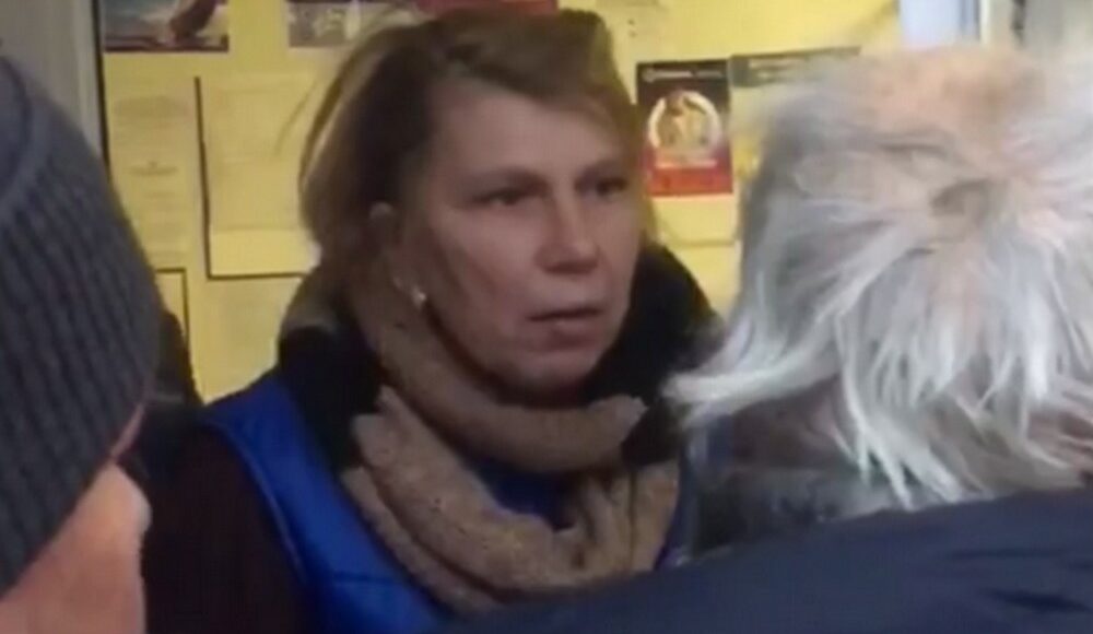 В окупованому Маріуполі поштарка нападає на пенсіонерів, — міськрада (відео)