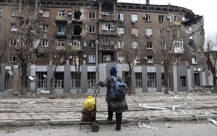 В оккупированном Мариуполе россияне закрывают пункты выдачи гуманитарной помощи