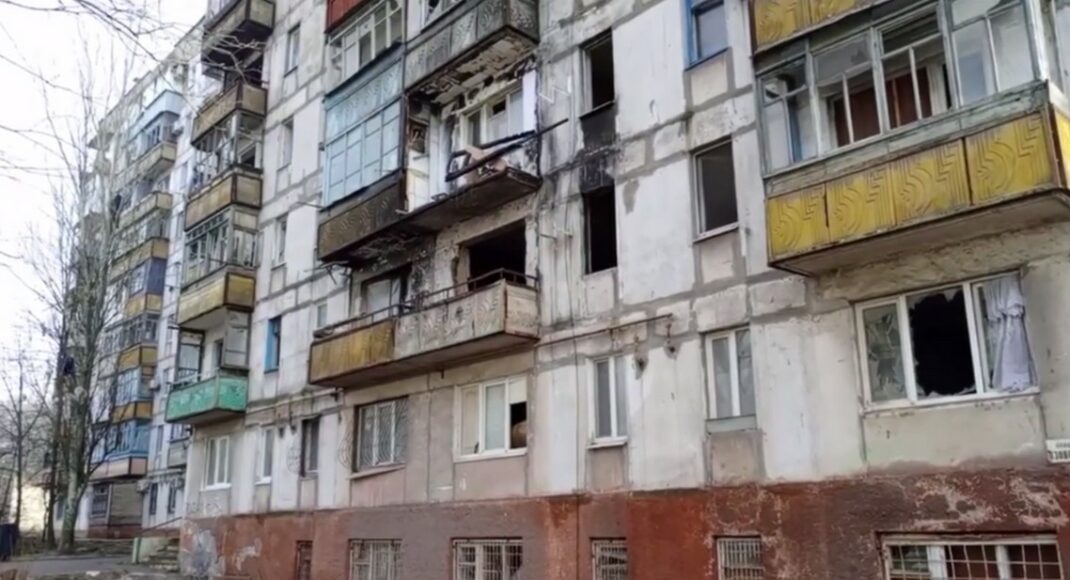 В окупованому Маріуполі росіяни створили звалище будівельного сміття під вікнами містян