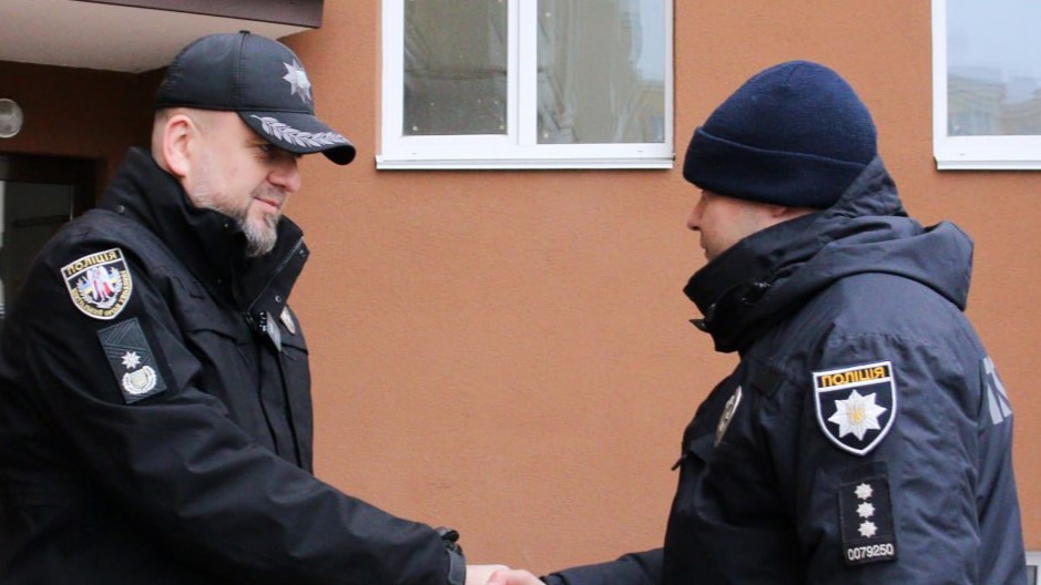 Пять семей полицейских-переселенцев, которые потеряли свои дома, получили временное жилье от благотворительного фонда