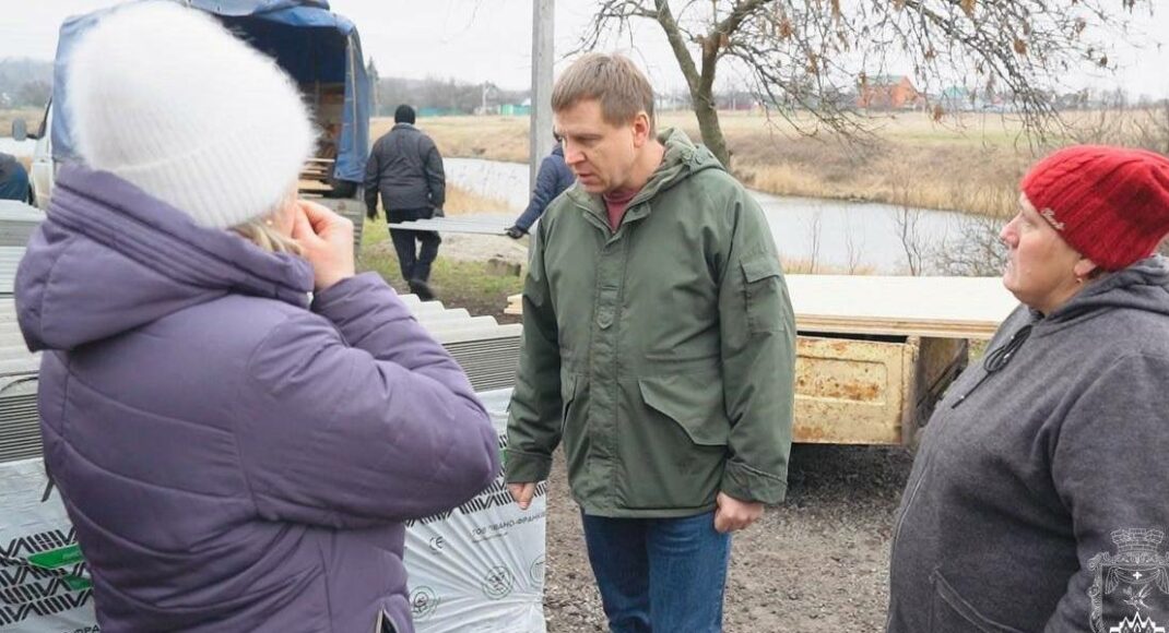 Доставляют стройматериалы и ремонтируют кровли: в Покровске работают на местах вражеских обстрелов