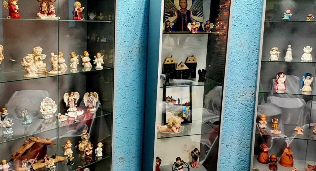 Музей ангелов из оккупированной Луганщины переехал в Прикарпатье (фото, видео)