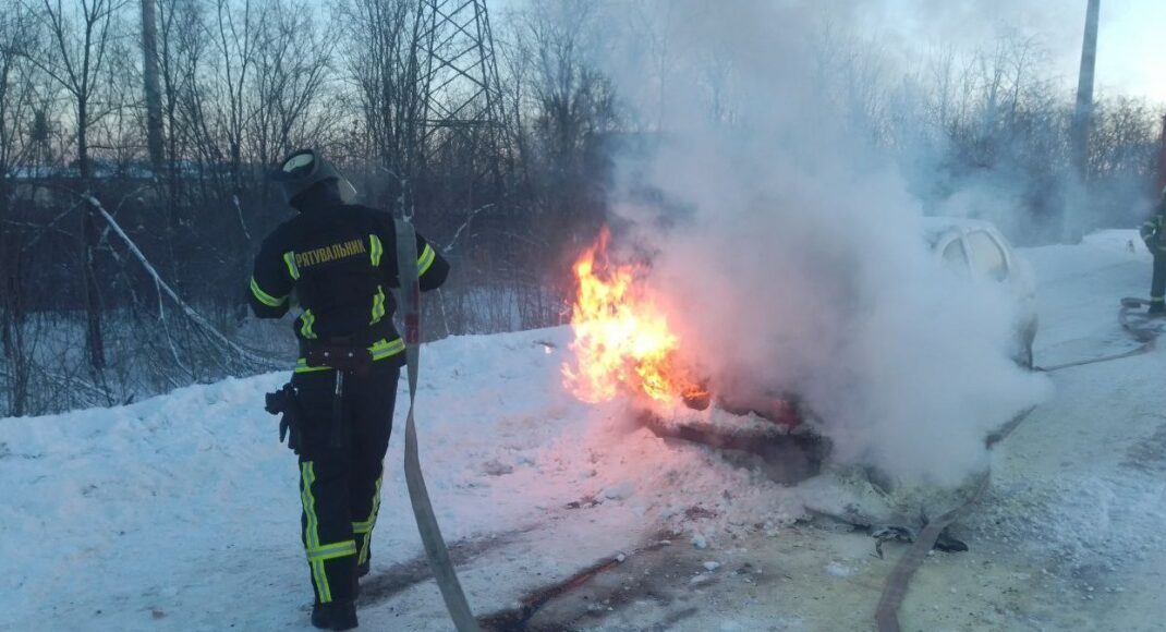 У Слов’янську рятувальники ліквідували загоряння легкового автомобіля, якого охопило полум'ям на ходу (фото)
