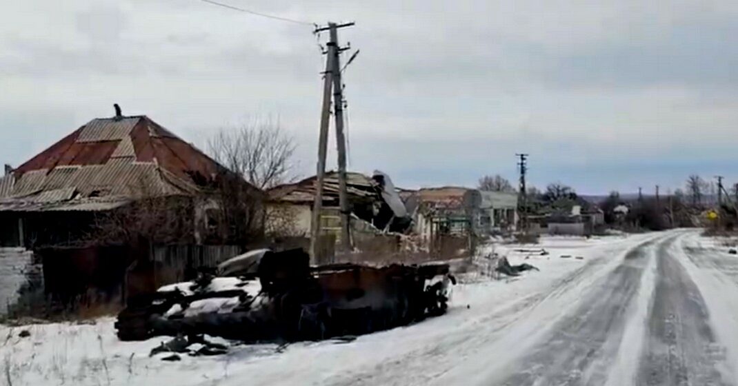В полууничтоженное оккупантами Торское в Донецкой области "белые ангелы" доставили помощь (видео)
