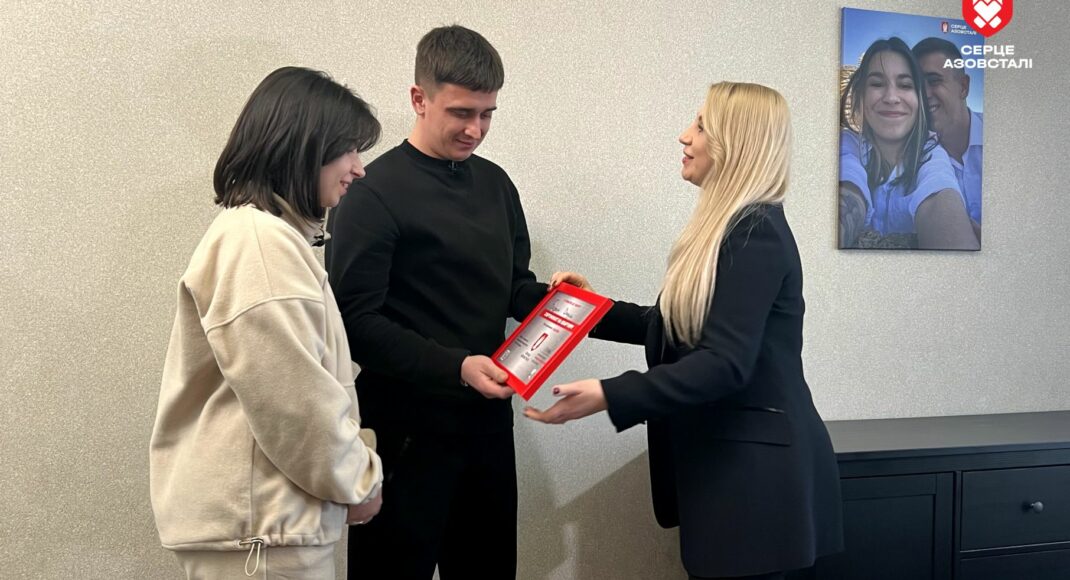 Захиснику Маріуполя Вадиму Барану вручили ключі від власної квартири