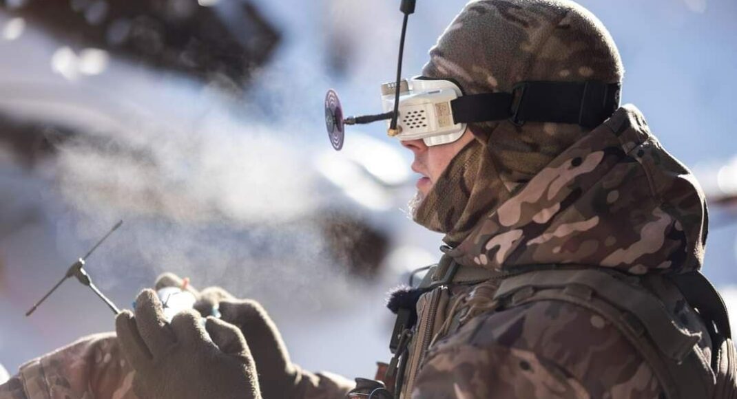 На дахах будинків окупованого Донецька військові рф встановлюють радари (відео)