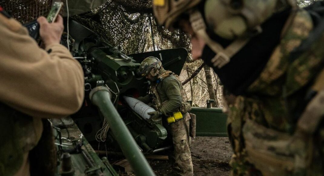 Артилеристи "АЗОВу" показали, як ведуть вогонь з гармати "Гіацинт-Б" (фото)