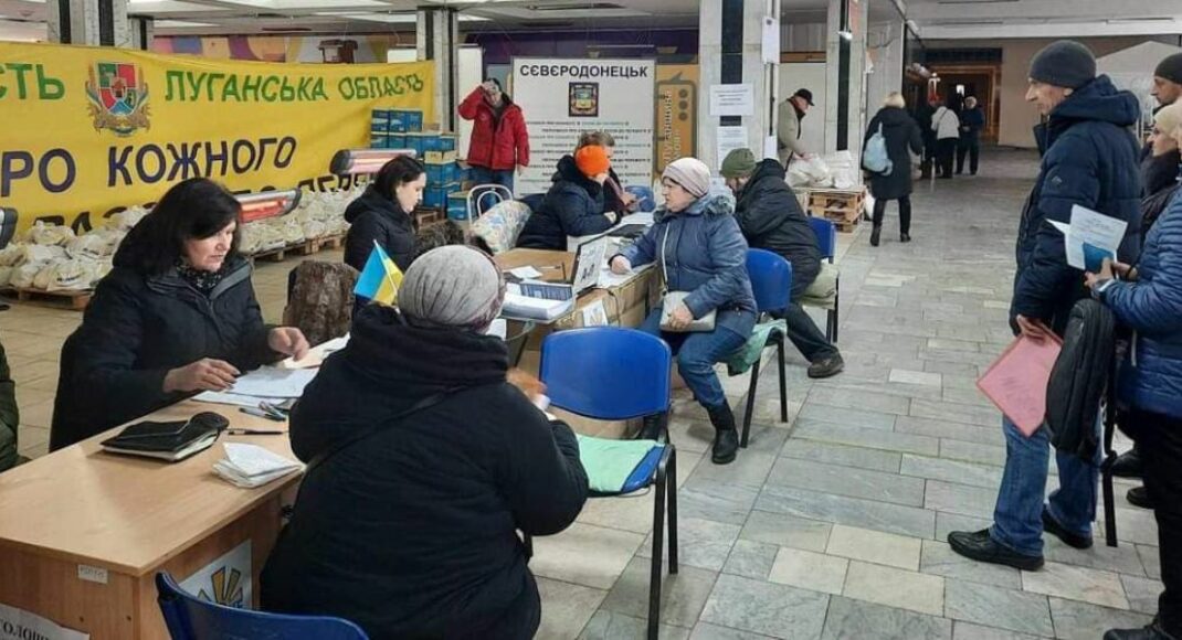 У хабі Сєвєродонецької громади в Дніпрі за тиждень видали переселенцям понад 600 продуктових наборів