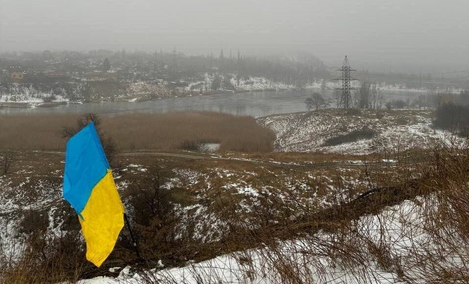 В Макеевке активисты установили государственный флаг ко Дню Соборности