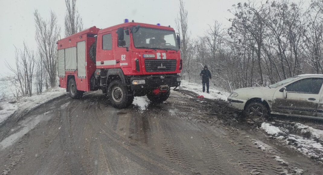У Добропіллі водій не впорався з керуванням та з’їхав у кювет (фото)