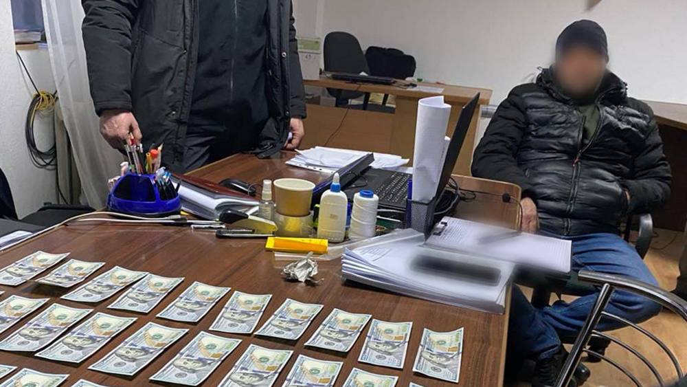Підприємець з Покровська, якого викрили на зберіганні та збуті алкоголю, пропонував старшому слідчому $4000 хабаря